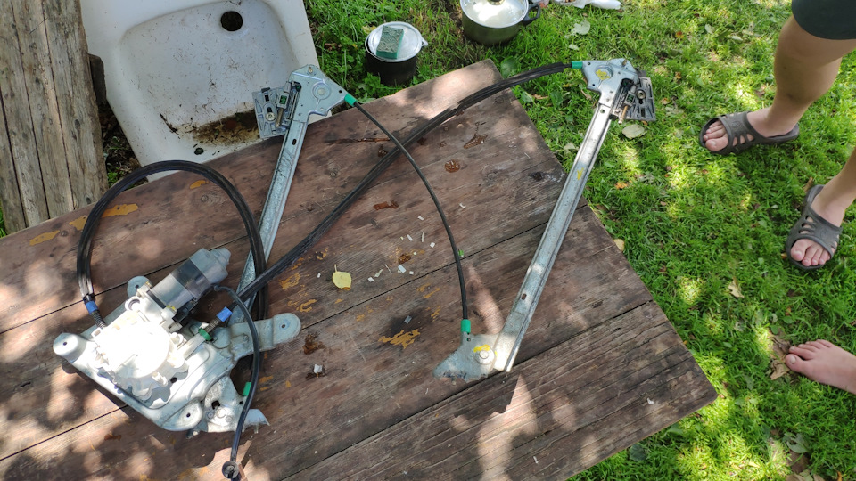 Замена тросиков стеклоподъемника правой двери — Peugeot 306 Cabriolet ...