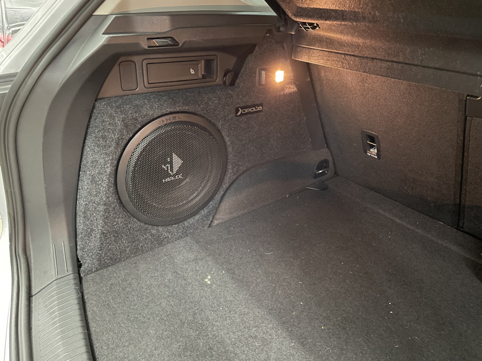 Сабвуфер Helix K10w, усилитель Panacea One — Volkswagen Tiguan (2G), 2