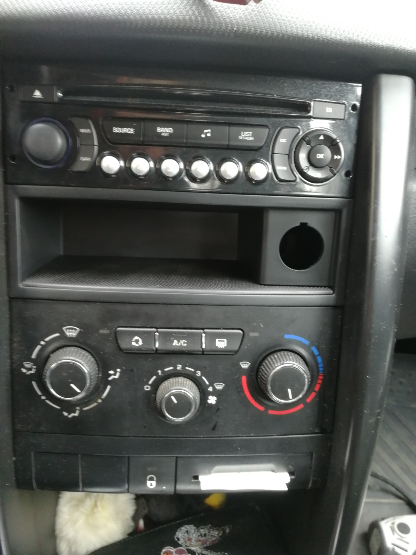 Karman Pod Usb Peugeot 207 1 4 L 2009 Goda Na Drive2