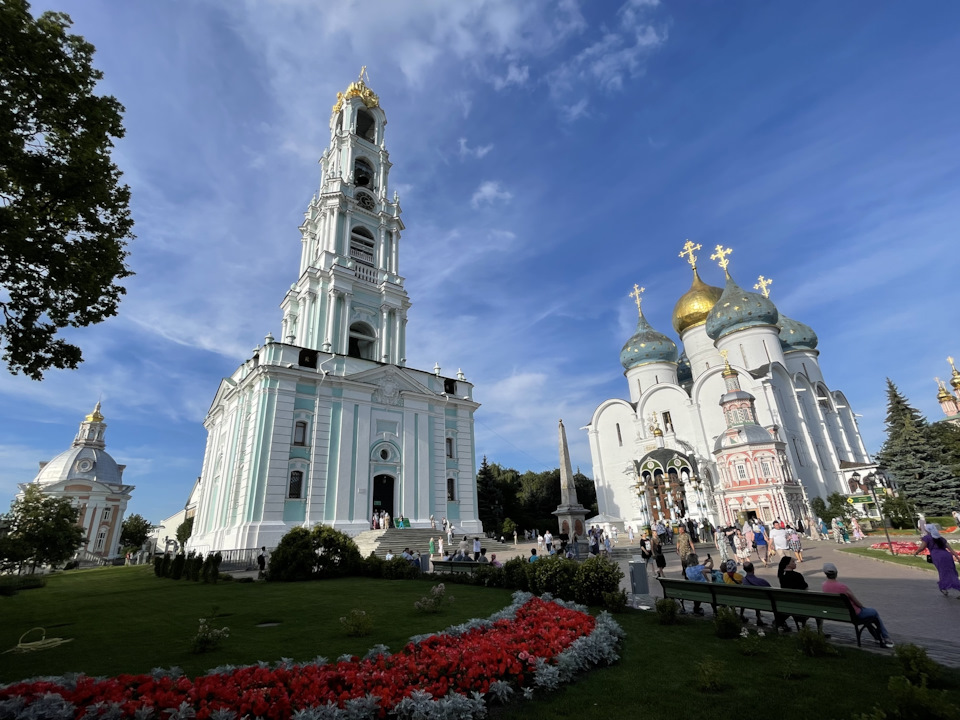 Колокольня и Успенский собор — Cadillac Escalade (3G)