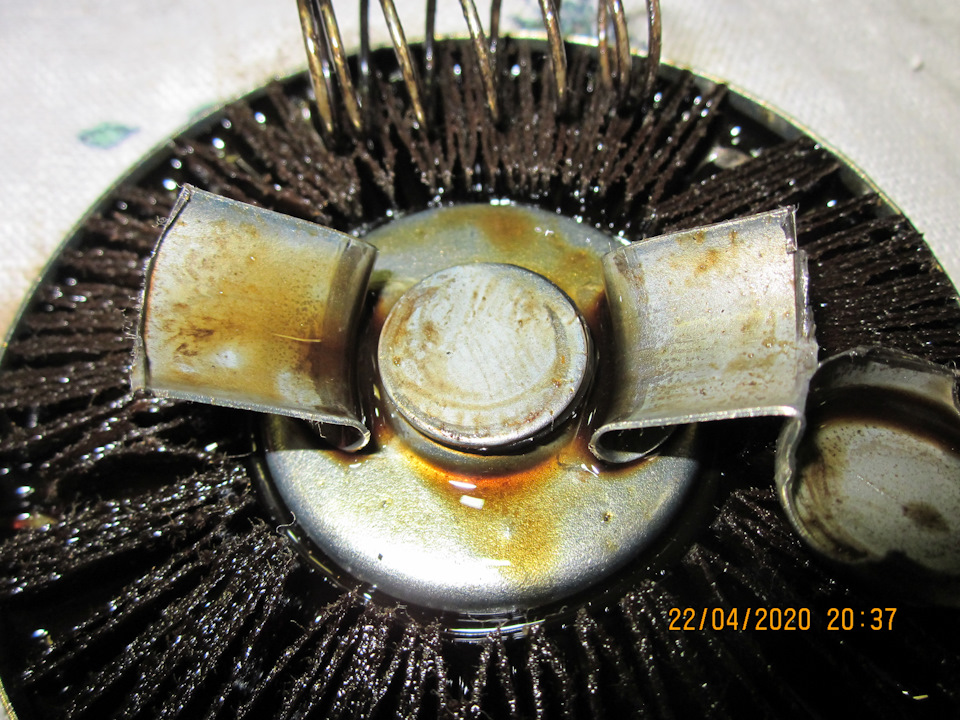 Под пружиной стальная шайба, под ней резиновая — Lada Vesta SW (1G). Запчасти на фото: 22042020