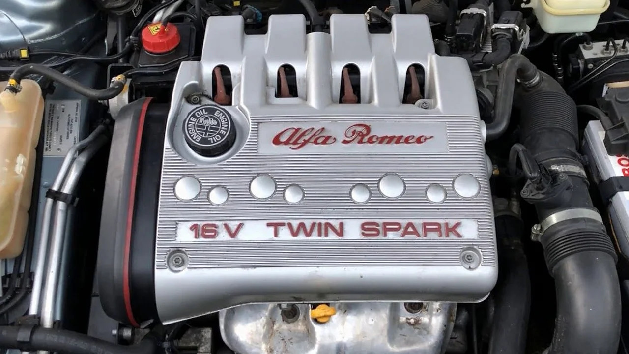 Различие между двигателями. Альфа Ромео 155 2.0 Твин Спарк. Альфа Ромео Твин Спарк. Твин Спарк 1,8 Альфа Ромео. Альфа Ромео 164 Твин Спарк.