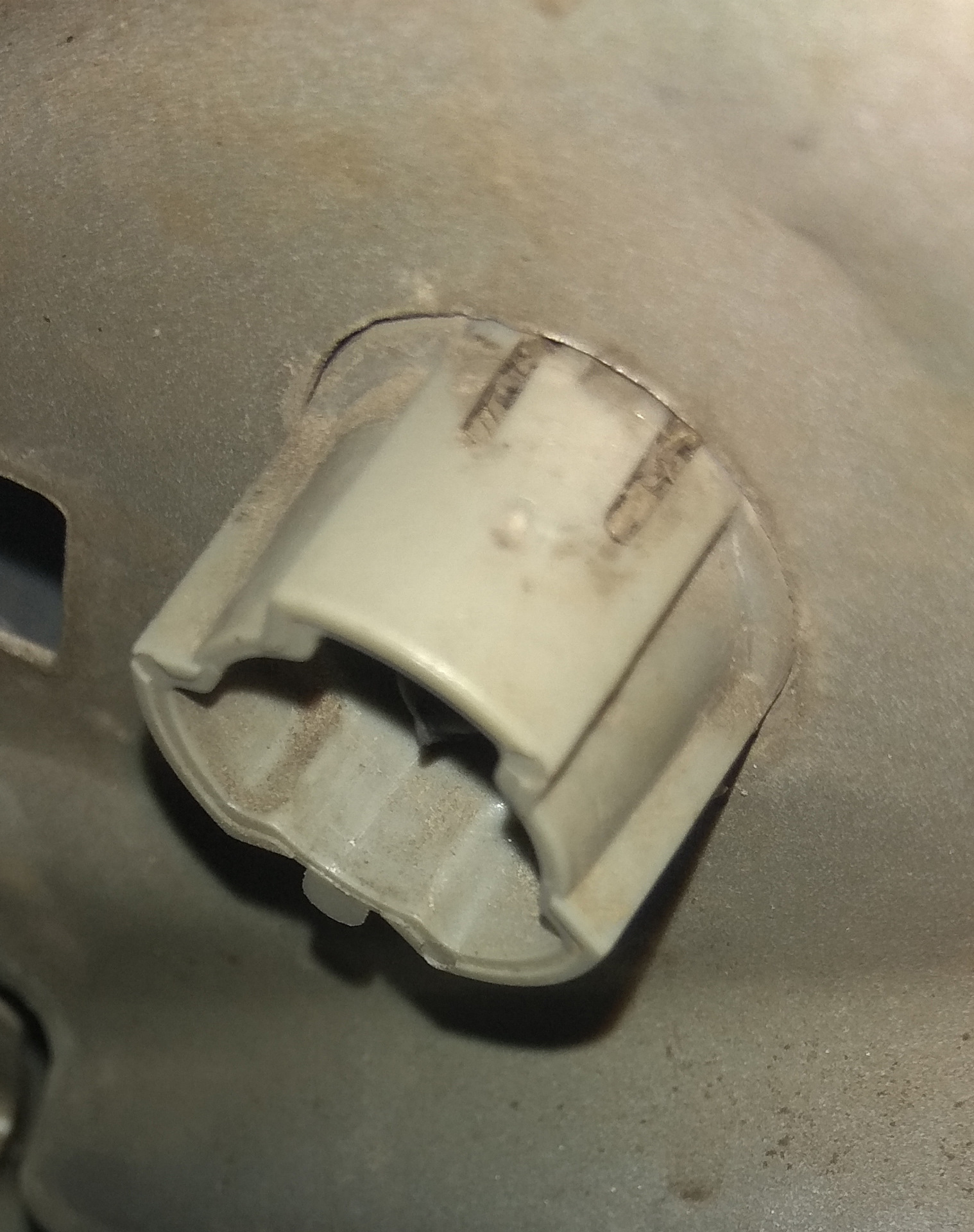 Отбойники капота (упоры) от Рено Меган на Логан 2 — Renault Logan (2G ...