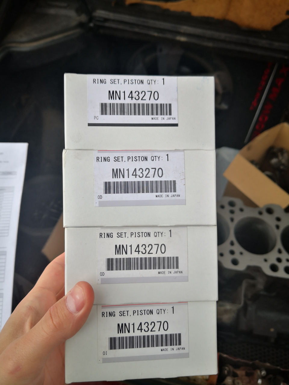 Поршневые кольца MN143270 (4 шт., оригинальный размер) — Mitsubishi Lancer IX. Запчасти на фото: MN143270