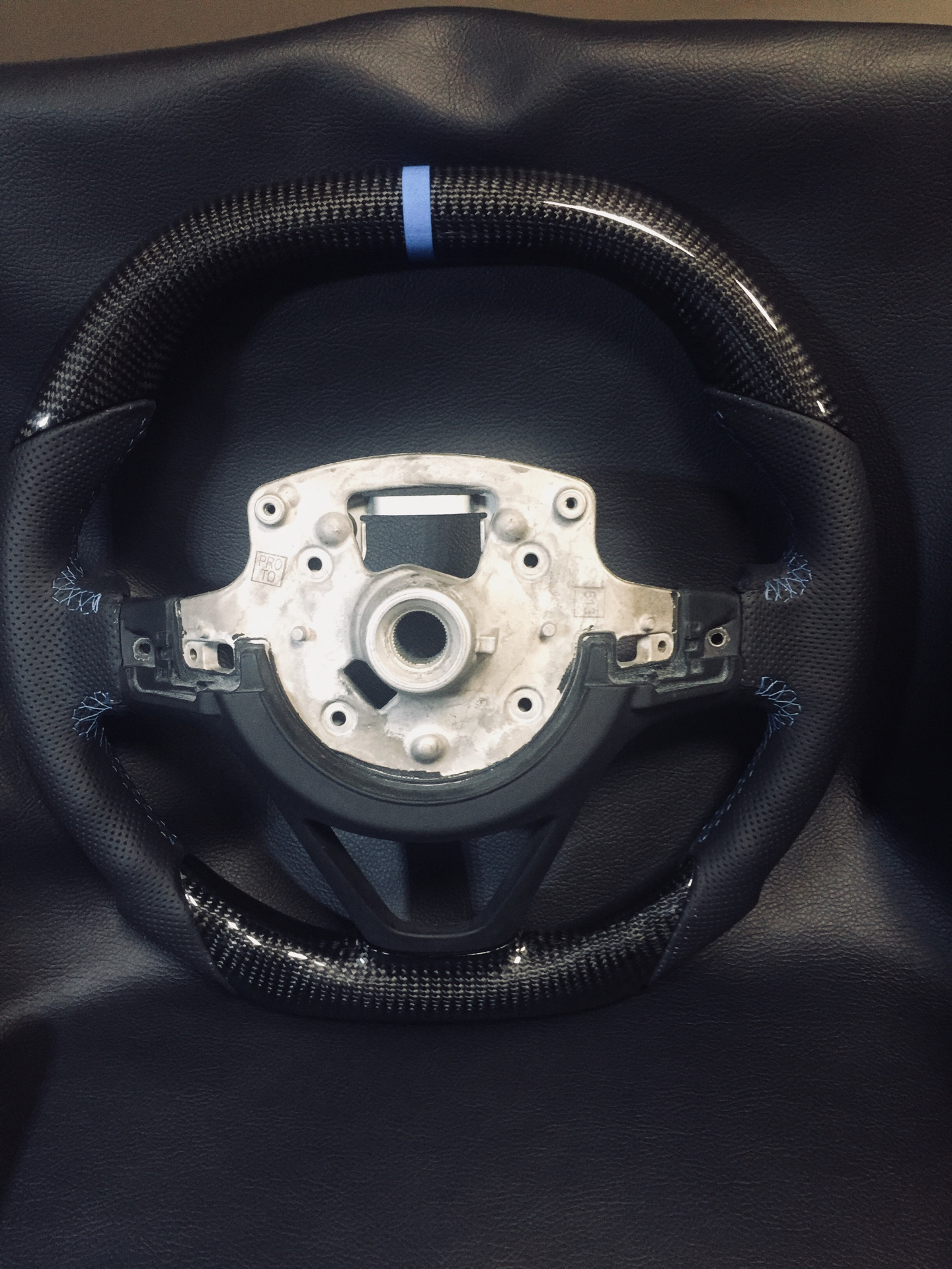 Пошив руля. Перепрошить руль. Пошив руля. Перепрошивка руля. Белый руль для вольво хс60.