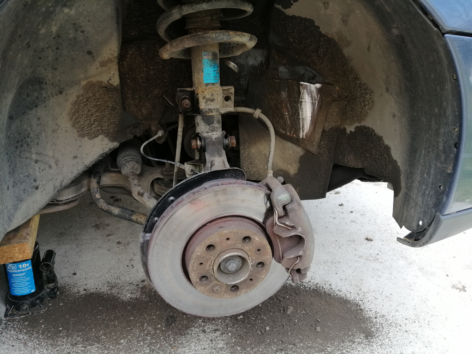 Замена передних пружин — Volvo S60 (1G), 2,4 л, 2002 года | расходники ...