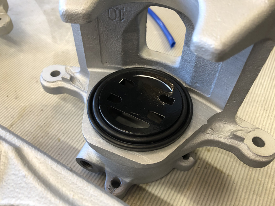 Такая вот железка на поршень была в комплекте. Тоже отпесочил, покрасил и поставил — Toyota Crown (S120)