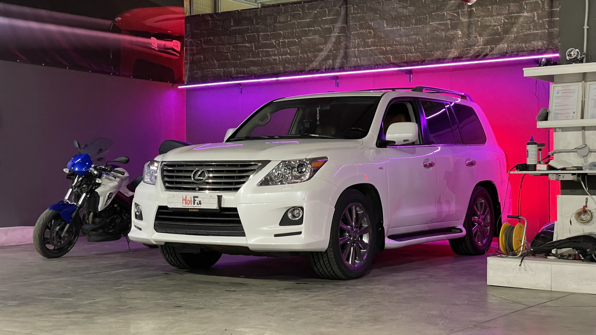 Би вай ди. Lexus LX 570 девушка.