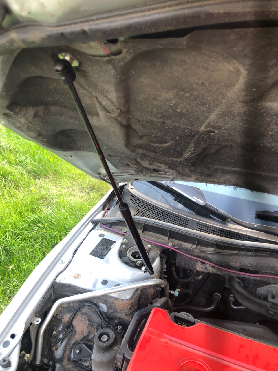 Газовые упоры капота — Mazda 6 (1G) GG, 1,8 л, 2006 года | просто так ...