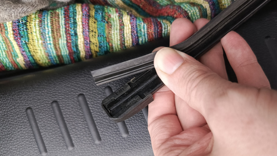 Как легко и просто поменять резинку в дворнике, без инструментов ...