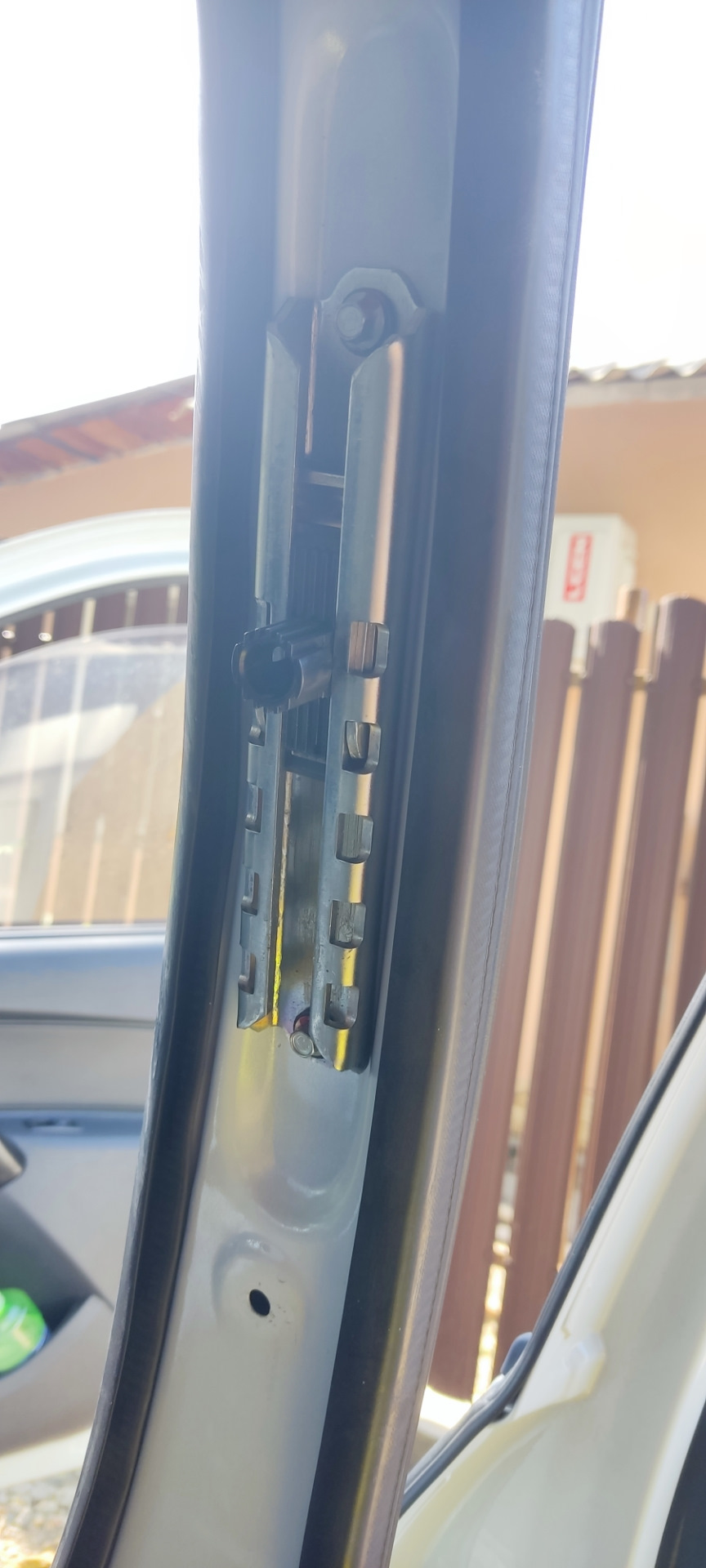 46. Регулировка ремней безопасности по высоте — Lada Гранта лифтбек, 1 ...