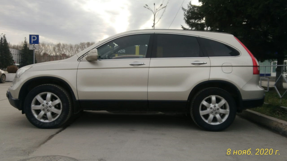 22. Dokręcanie pod obciążeniem: opuść auto na koła i dociągnij wszystkie elementy gumowo‑metalowe pod obciążeniem. — Honda CR‑V III (RE)