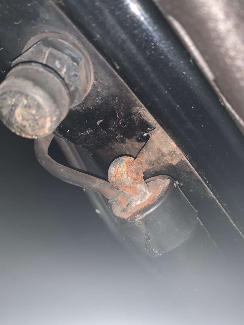 Саморемонт пневмоопоры крышки багажника — Volkswagen Touareg (2G), 3 л ...
