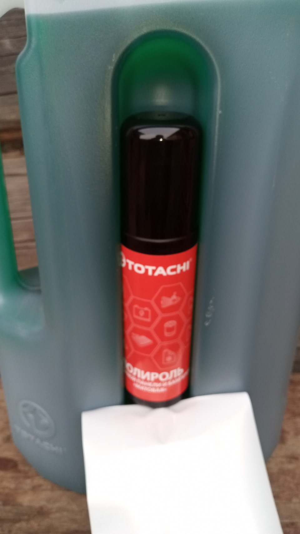 А там вот это в нише канистры полироль пластика, мелочь а приятно))) — Nissan Almera Classic (B10)