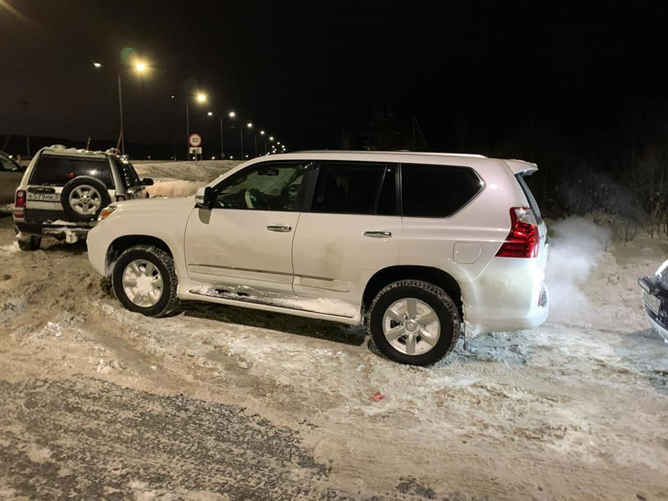 Ребята штурмуют танковый полигон. Lexus, Land Rover, Nissan, Mitsubishi ...