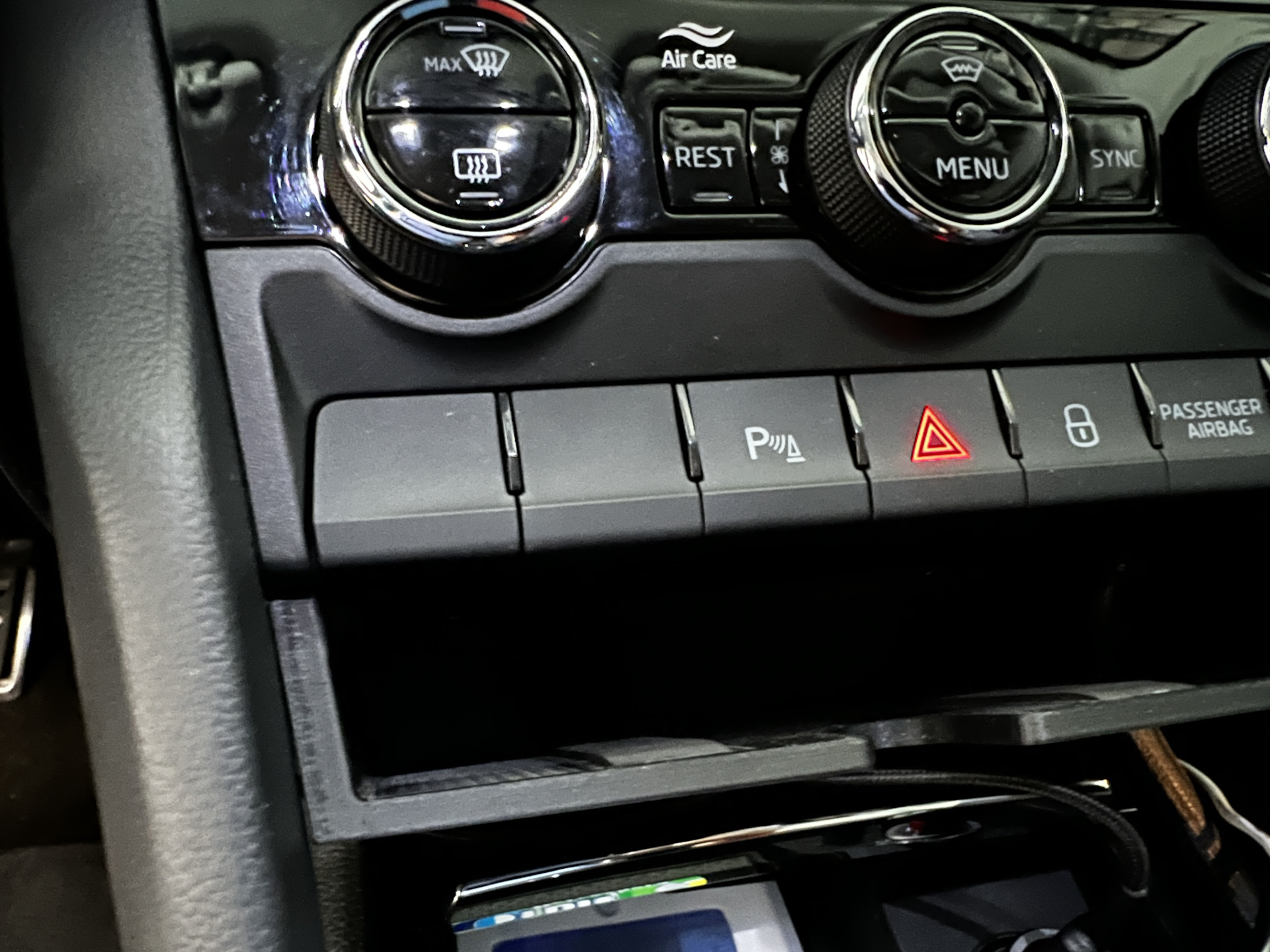 Штатная кнопка открывания ворот — Skoda Kodiaq (1G), 1,4 л, 2020 года ...