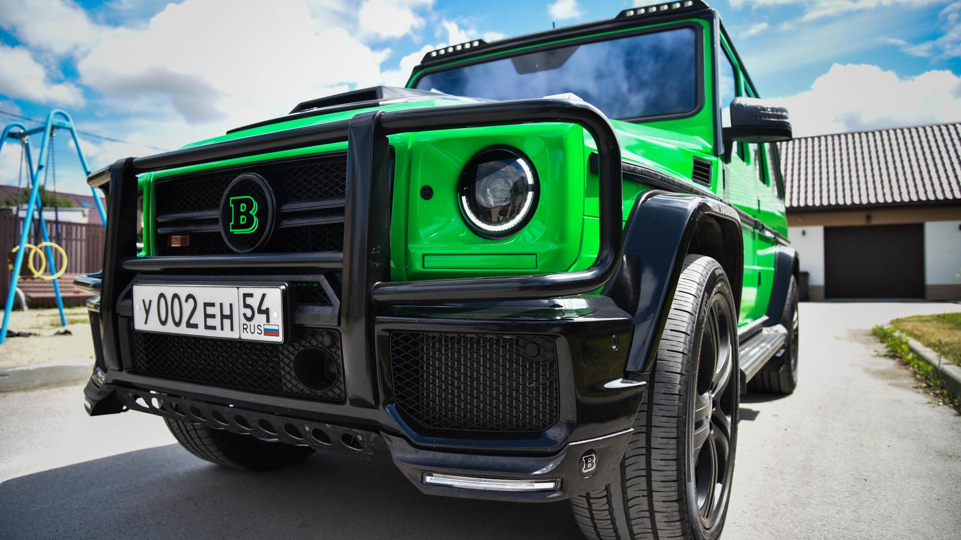 Mercedes Benz g63 Brabus пурпурный