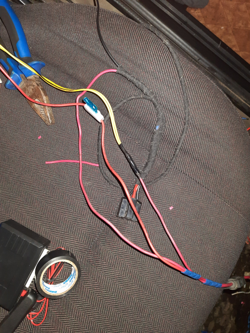 Провода питания реле и блока управления центральным замком — Audi 80 (B3)