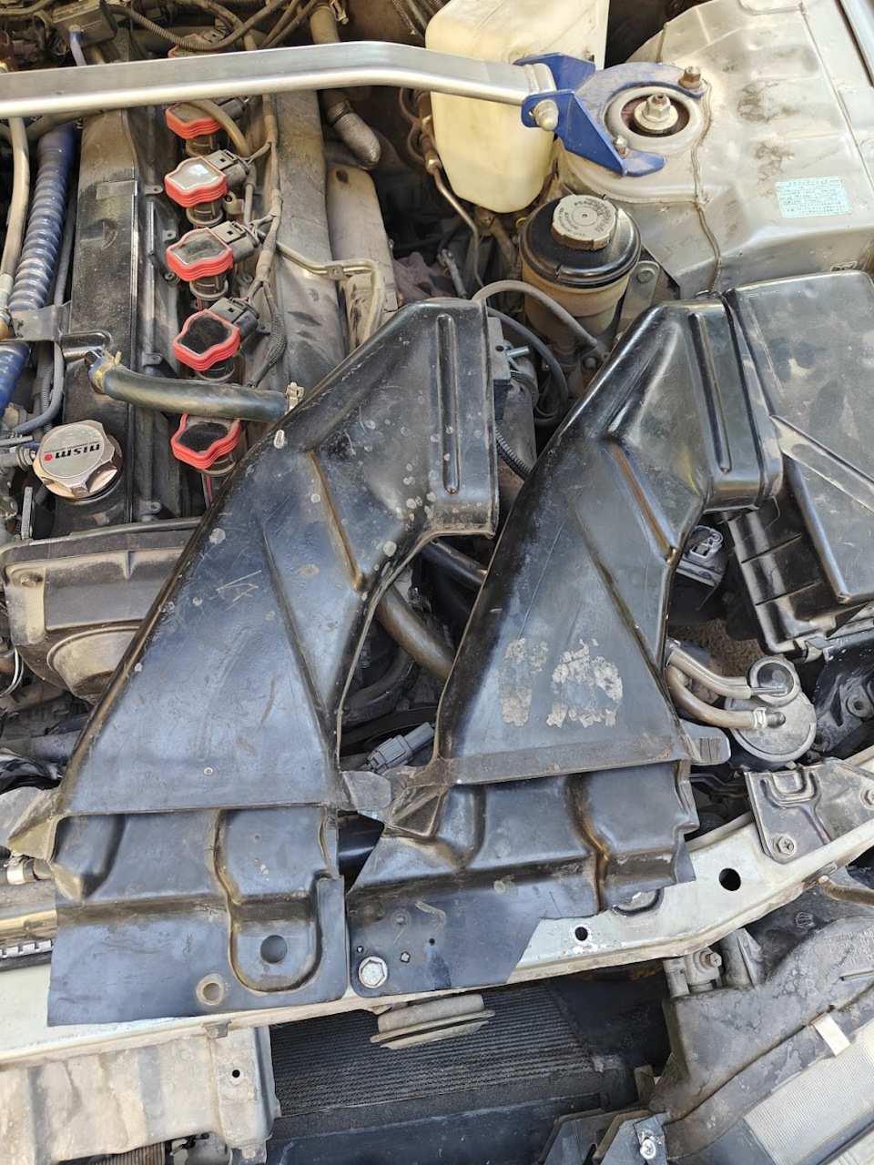 Утка для короба воздушного фильтра — Nissan Skyline (R33), 2,5 л, 1993 ...