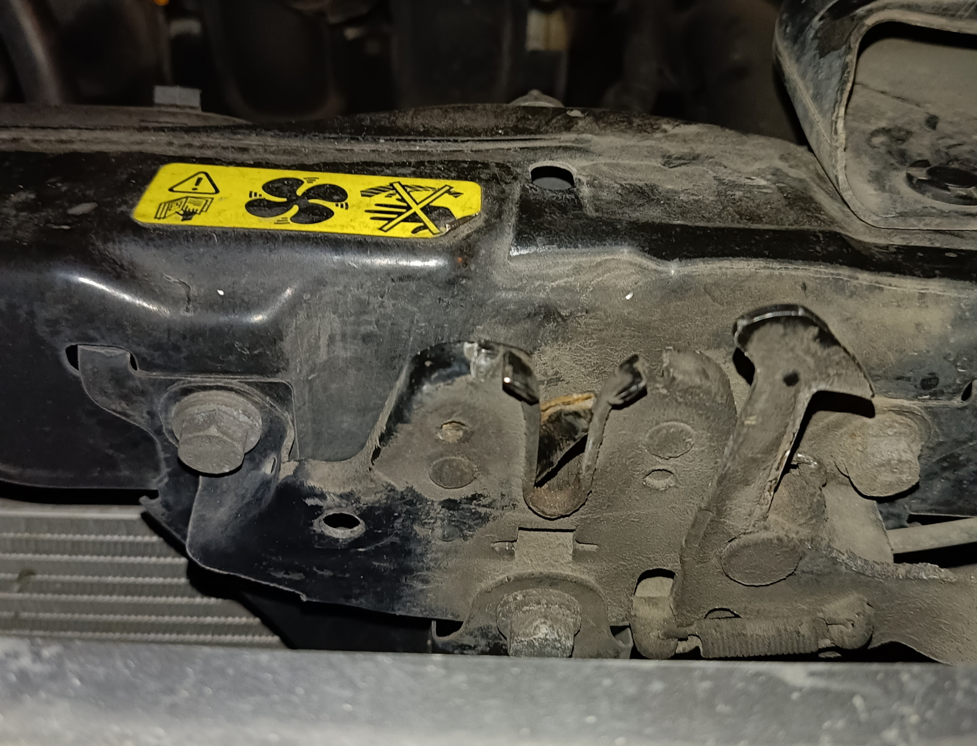 Не отщелкивается капот — Nissan Qashqai (1G), 2 л, 2008 года | поломка ...