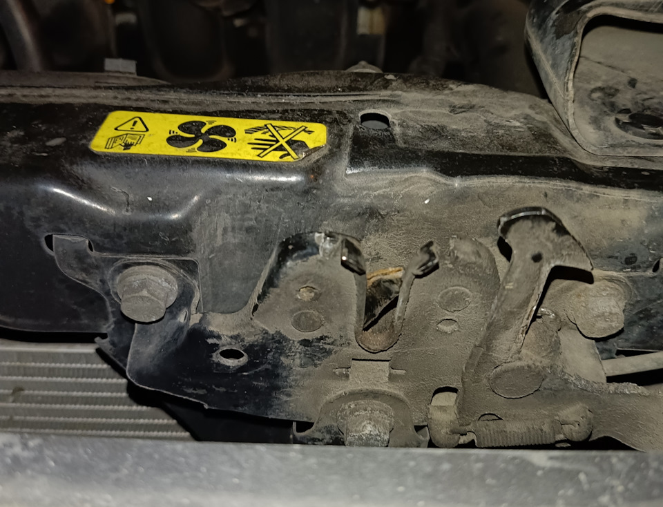 Не отщелкивается капот — Nissan Qashqai (1G), 2 л, 2008 года | поломка ...