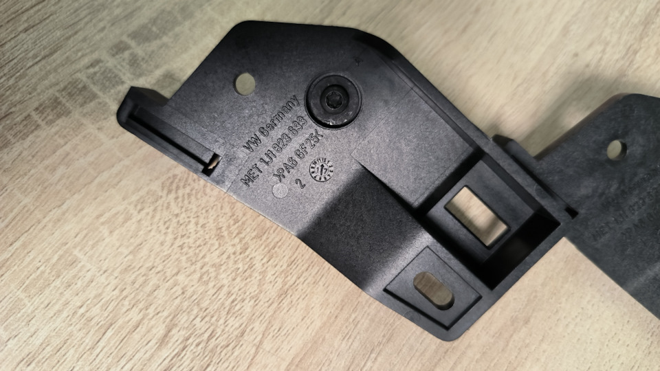 как снять ручку открывания капота шкода