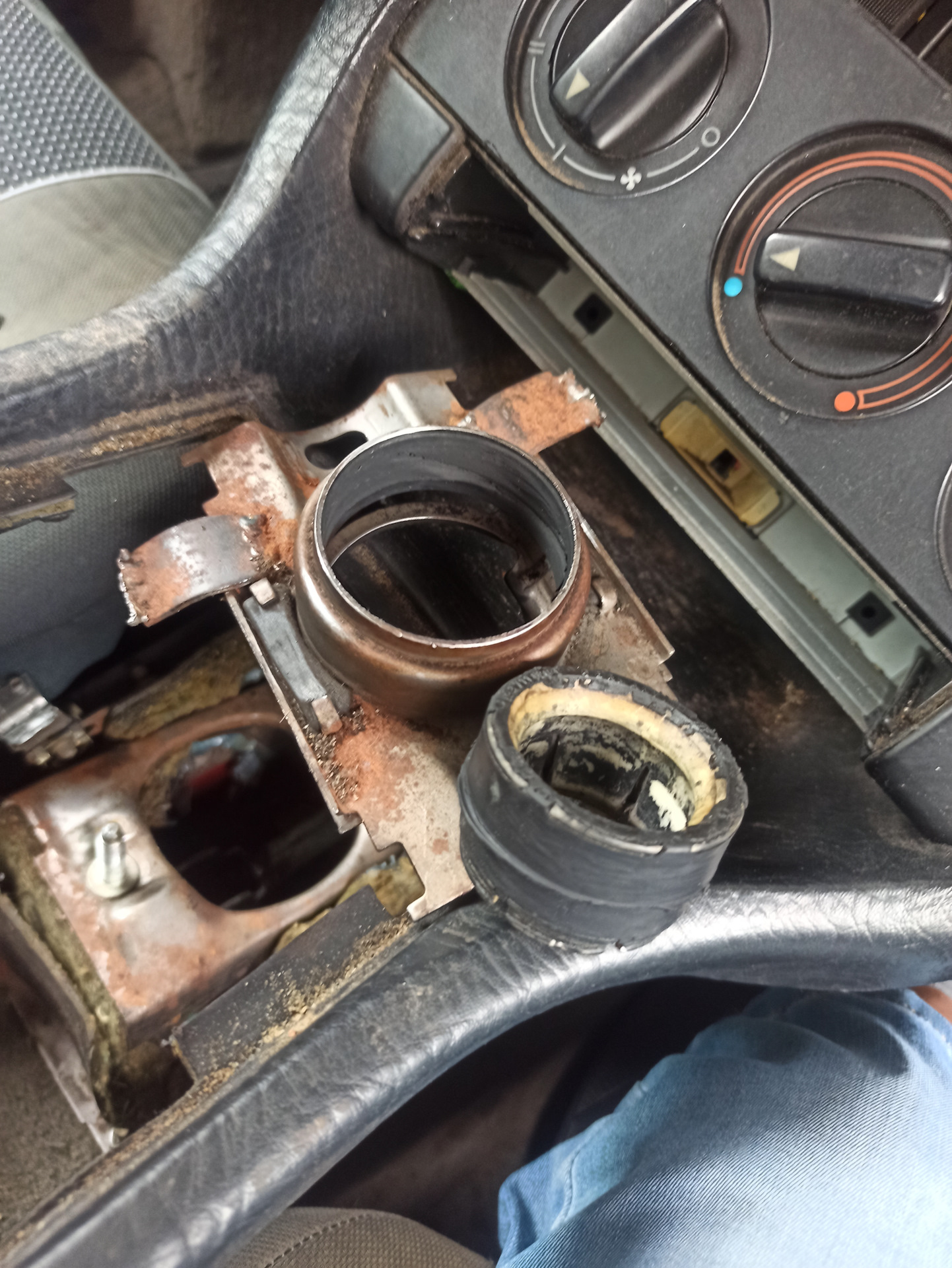 Кронштейн кулисы коробки передач — Audi 100 (C3), 1,8 л, 1988 года ...