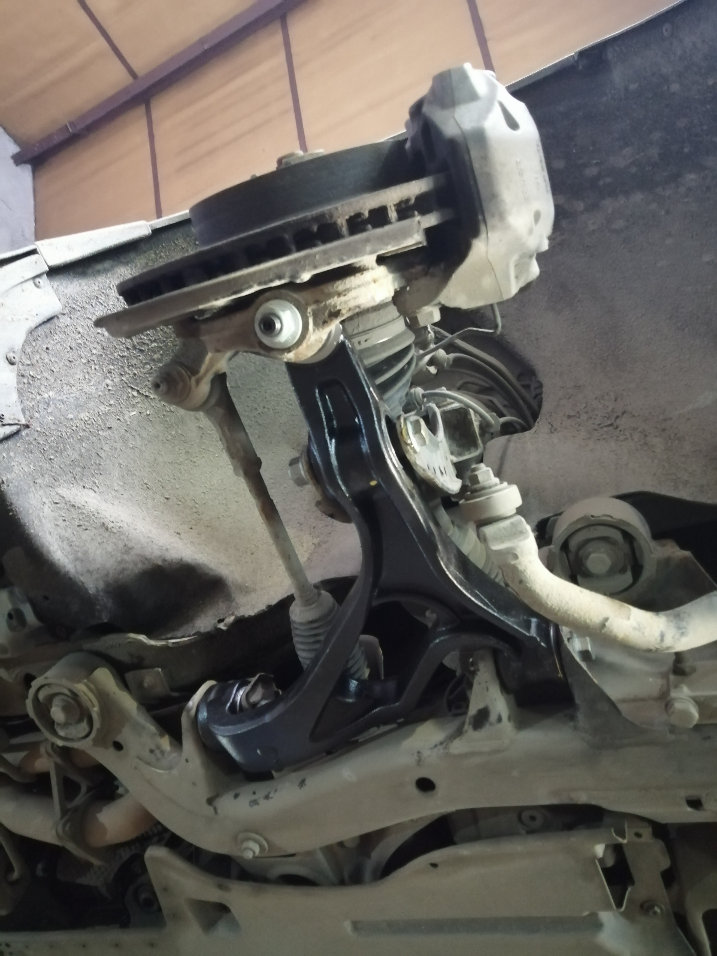 Замена нижнего рычага. — Volkswagen Touareg (1G), 3,6 л, 2008 года ...