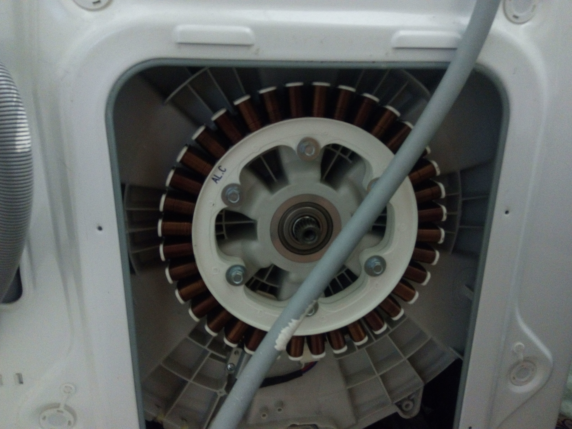 Причина почему не отжимает машинка стиральная. Таходатчик стиральной машины LG. Стиральная машина LG WD 101 92 C 3 5 кг показать таходатчик. Машинка LG без таходатчика. Ремонт таходатчика в стиральной машине LG.