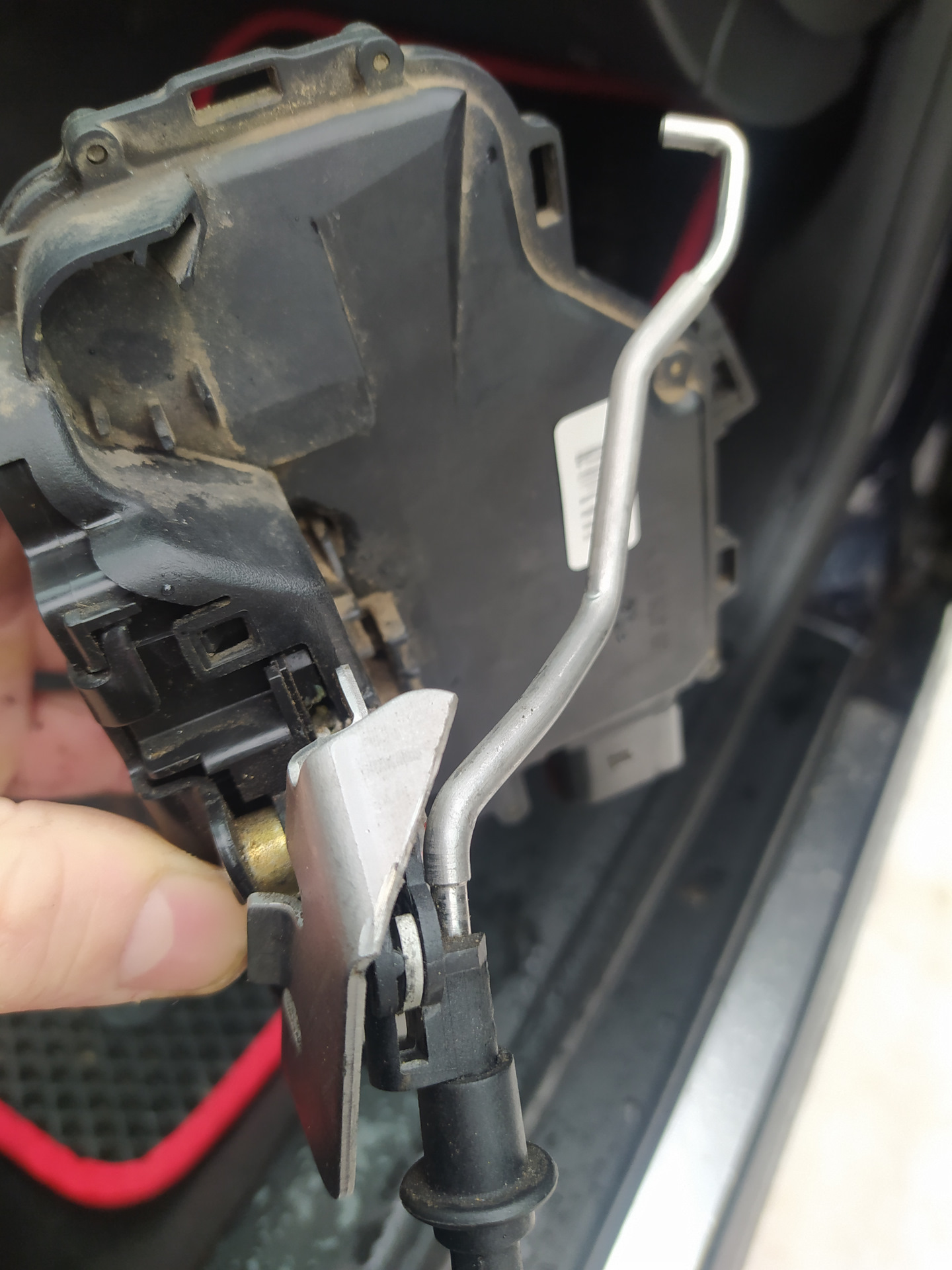 Поставил задний замок двери в переднюю пассажирскую — Audi A6 Avant (C5 ...