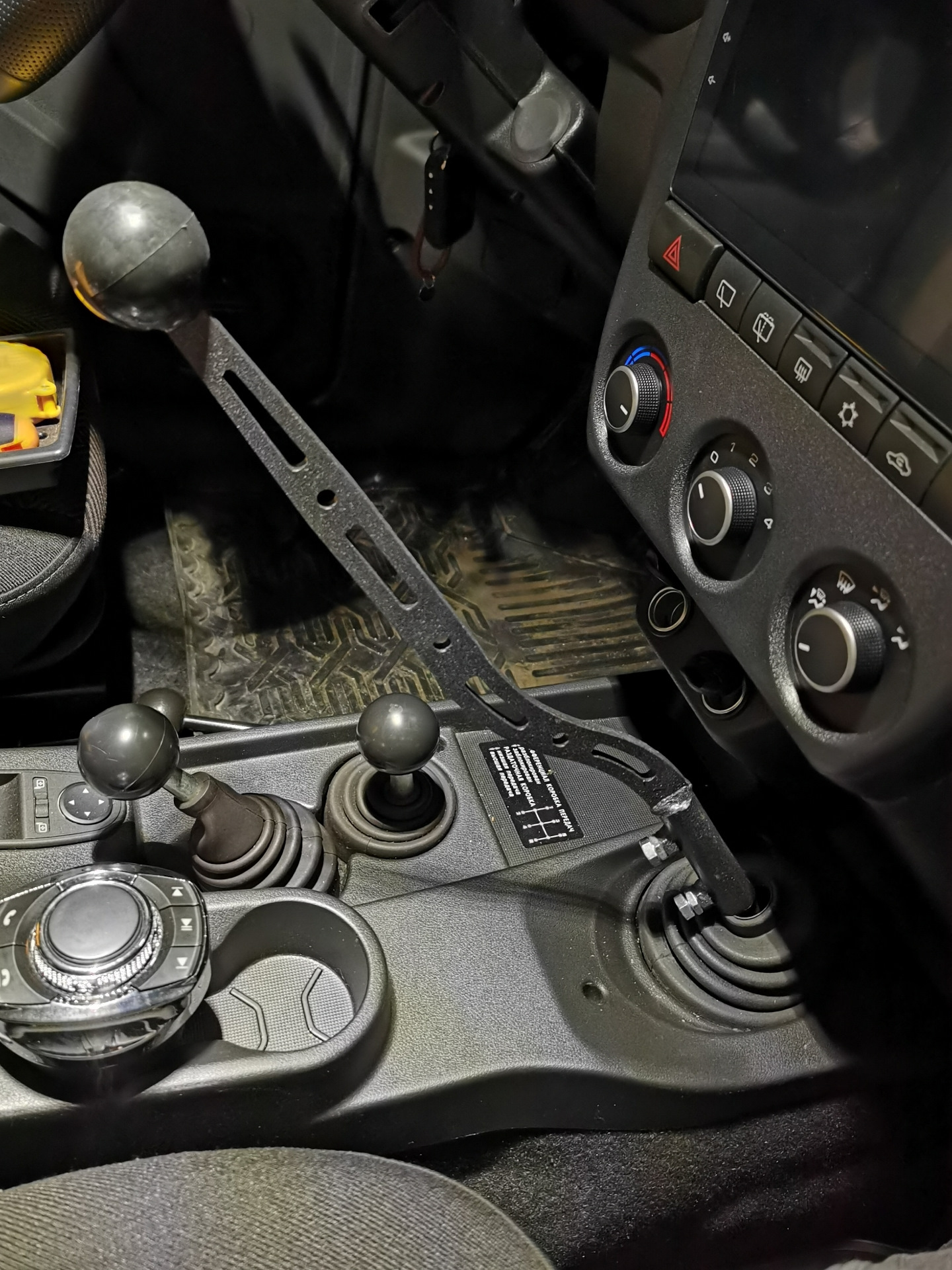 Удлинённый рычаг КПП, проставки под сиденье, пульт для ГУ — Lada 4x4 3D ...