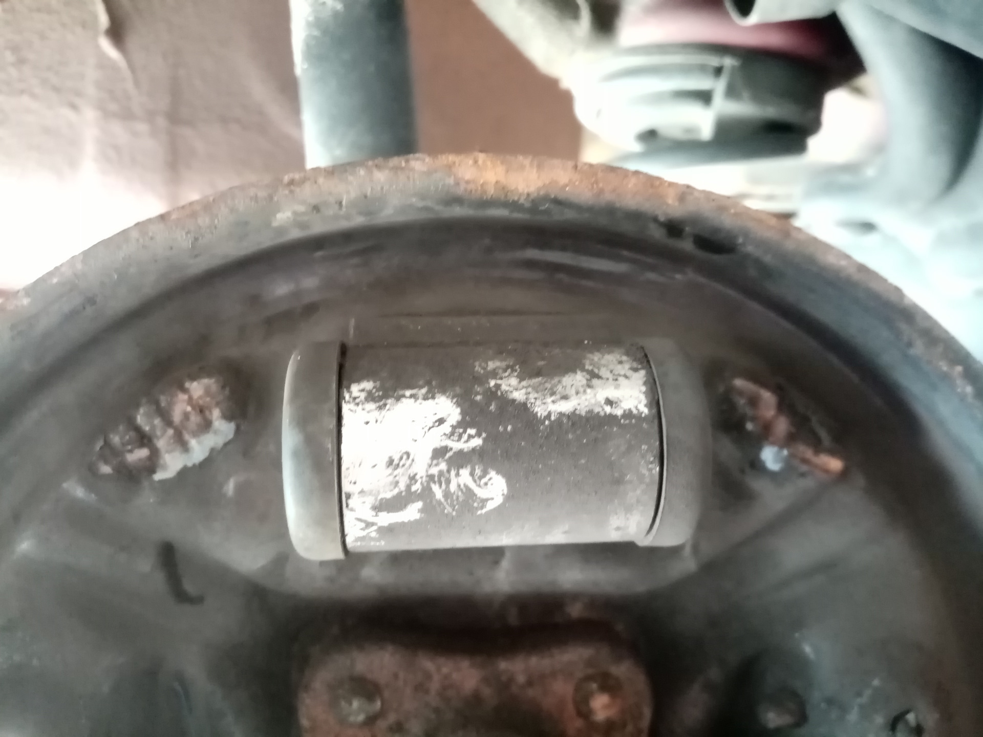 Чистка задних тормозных механизмов. Замена заднего тормозного цилиндра ...