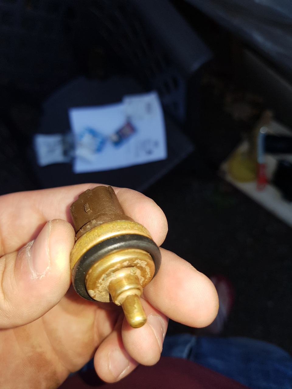 Датчик температуры пежо 308. Датчик охлаждающей жидкости пежо 308. Датчик температуры масла пежо 508 1. Пежо 308 датчики охлаждения. 6 120.