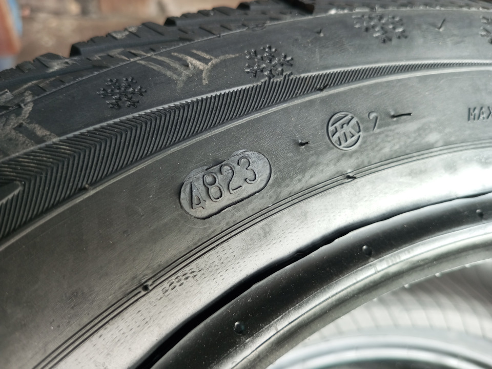 Шины зимние шипованные Viatti 185/55 R15 на Lada Калина Универсал (1G ...