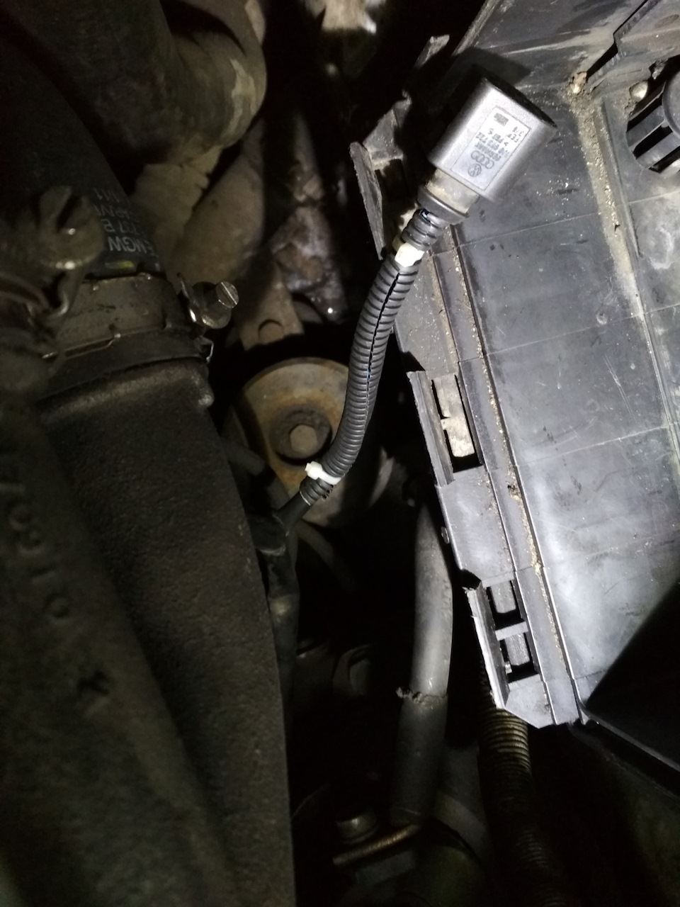 Восстановленный рязъем 1J0973722 с удлиненным проводом на клапан гидравлических опор двигателя. — Audi Q7 (1G). Запчасти на фото: 1J0973722