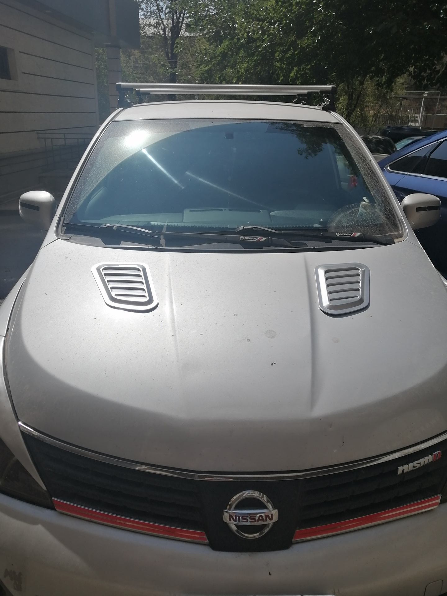 Жабры на капот в цвет кузова — Nissan Versa, 1,8 л, 2009 года ...