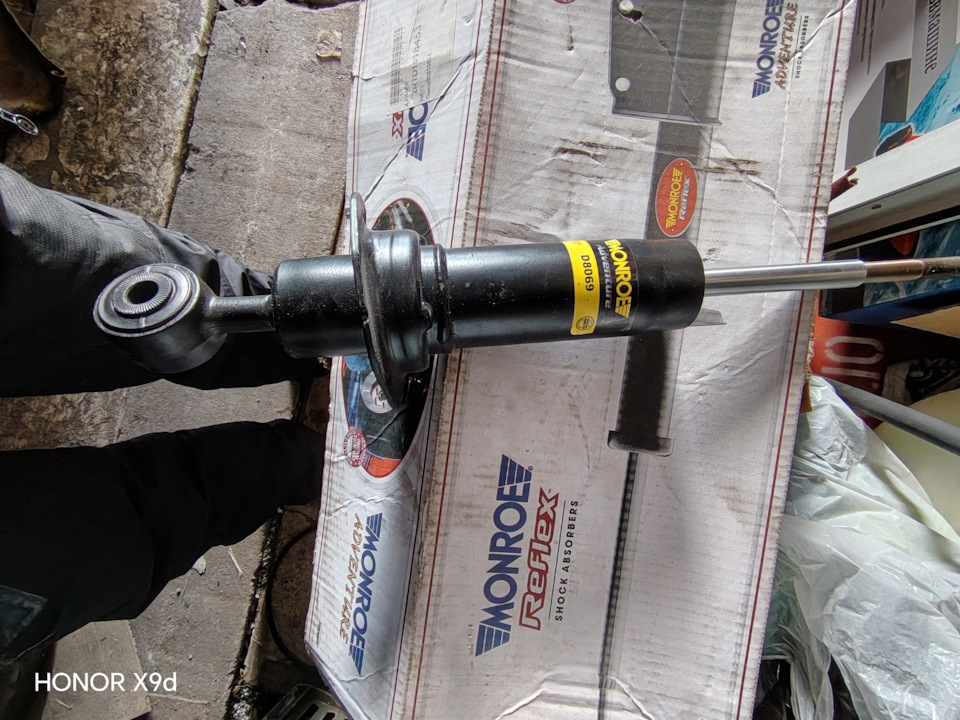 Стойки — Nissan Pathfinder (3G). Запчасти на фото: D8069