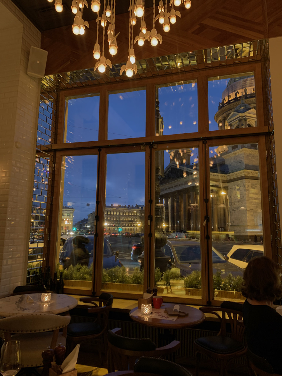 Вид из окна — потрясающий. Ценник на меню — соответствующий. А мемориальная табличка на фасаде, повествующая о том, что в этом здании ушел из жизни Сергей Есенин смотрится весьма иронично на фоне названия ресторана — Счастье — Opel Omega B