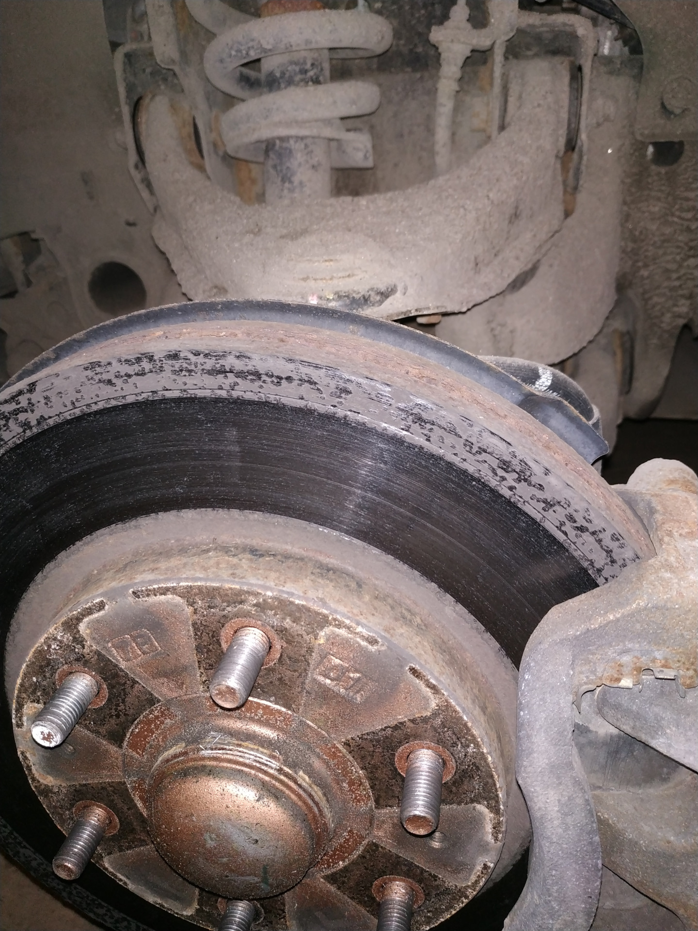 Паджеро спорт 3 колодки. Замена передних тормозных колодок на Митсубиси Паджеро 4. Замена колодок на Митсубиси Паджеро 4 временной интервал. Для чего пластина на колодки Мицубиси Паджеро 4.