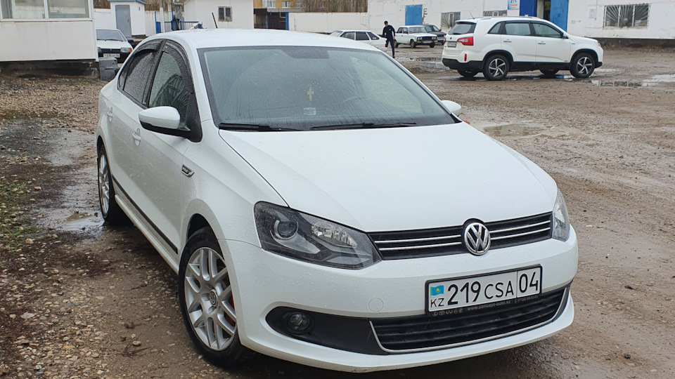 Volkswagen Polo Sedan Belyj Drive2