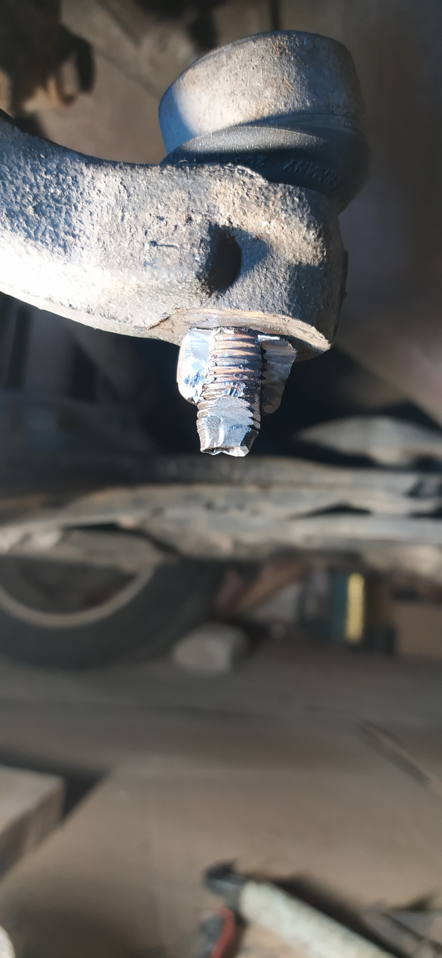 Не могу открутить гайку рулевого наконечника — Skoda Octavia A4 Mk1, 1 ...