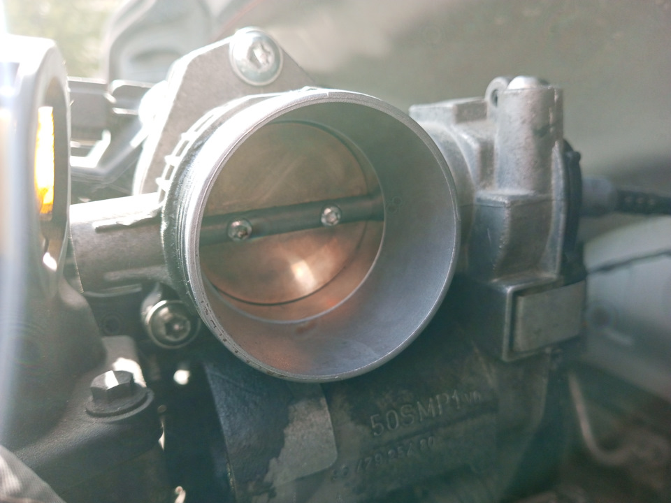 Пока короб фильтра сушился, я почистил дроссельную заслонку (без снятия.) — Peugeot 207. Запчасти на фото: 17925200