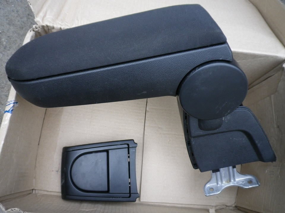 Подлокотник на Skoda Rapid (1G), Volkswagen Polo Sedan. Б/у | 14 500 ...