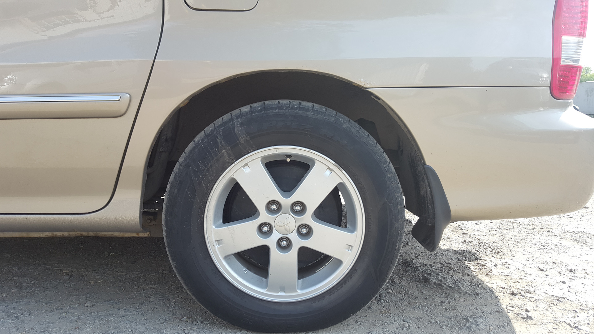 Установил пневмобаллоны в задние пружины — KIA Carnival (1G), 2,5 л ...