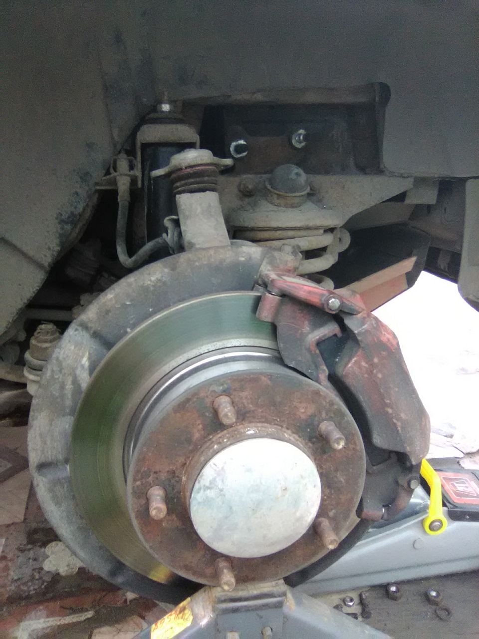 Замена сайлентблоков верхних рычагов — Chevrolet Niva, 1,7 л, 2011 года ...