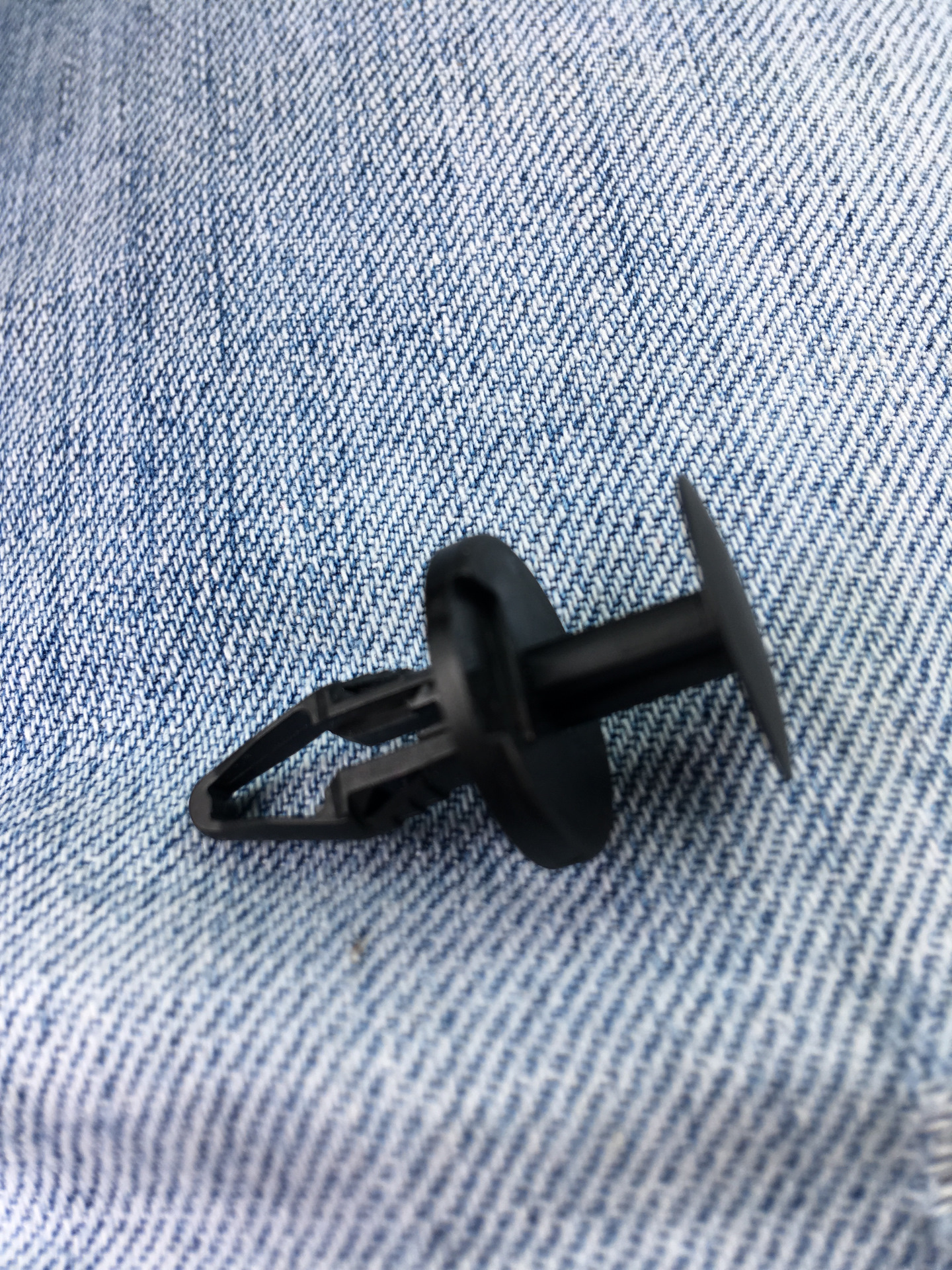 Клипса ford арт. Клипсы ford focus 2. Клипса форд фокус. Клипса форд фокус. Форд фокус 2 пистоны и клипсы.