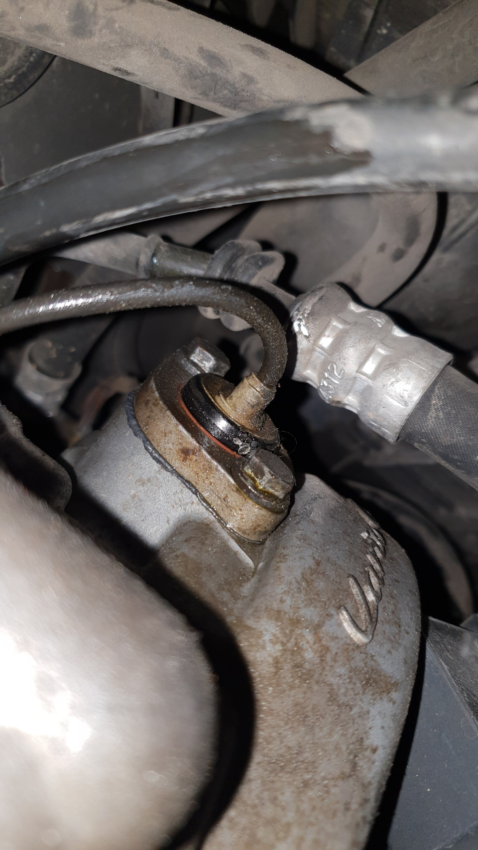 Течет Масло. Что это за Запчасть? — Porsche Boxster (986), 3,2 л, 2001 ...