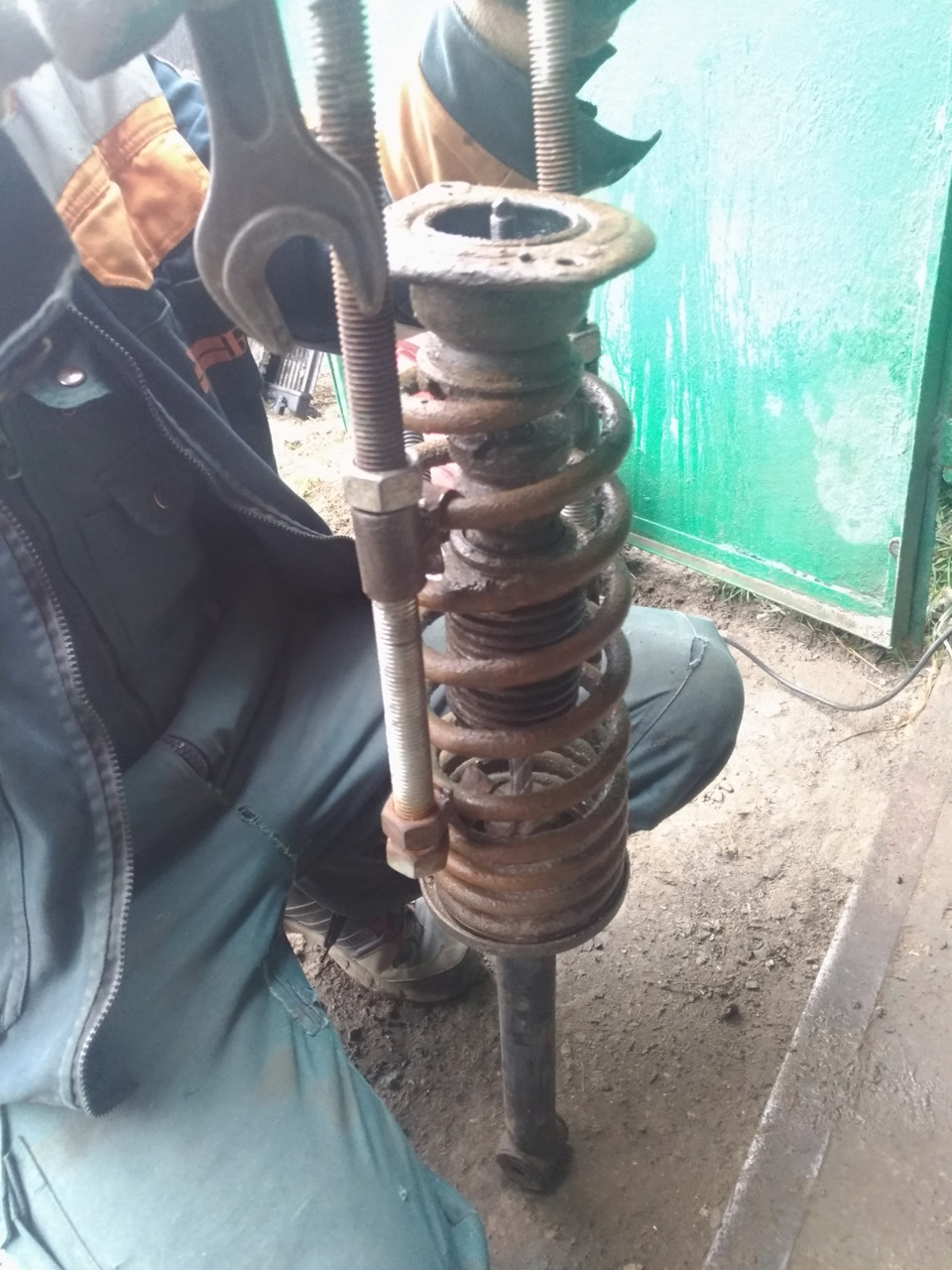 Пробивает амортизатор — Volkswagen Passat B3, 1,8 л, 1993 года ...