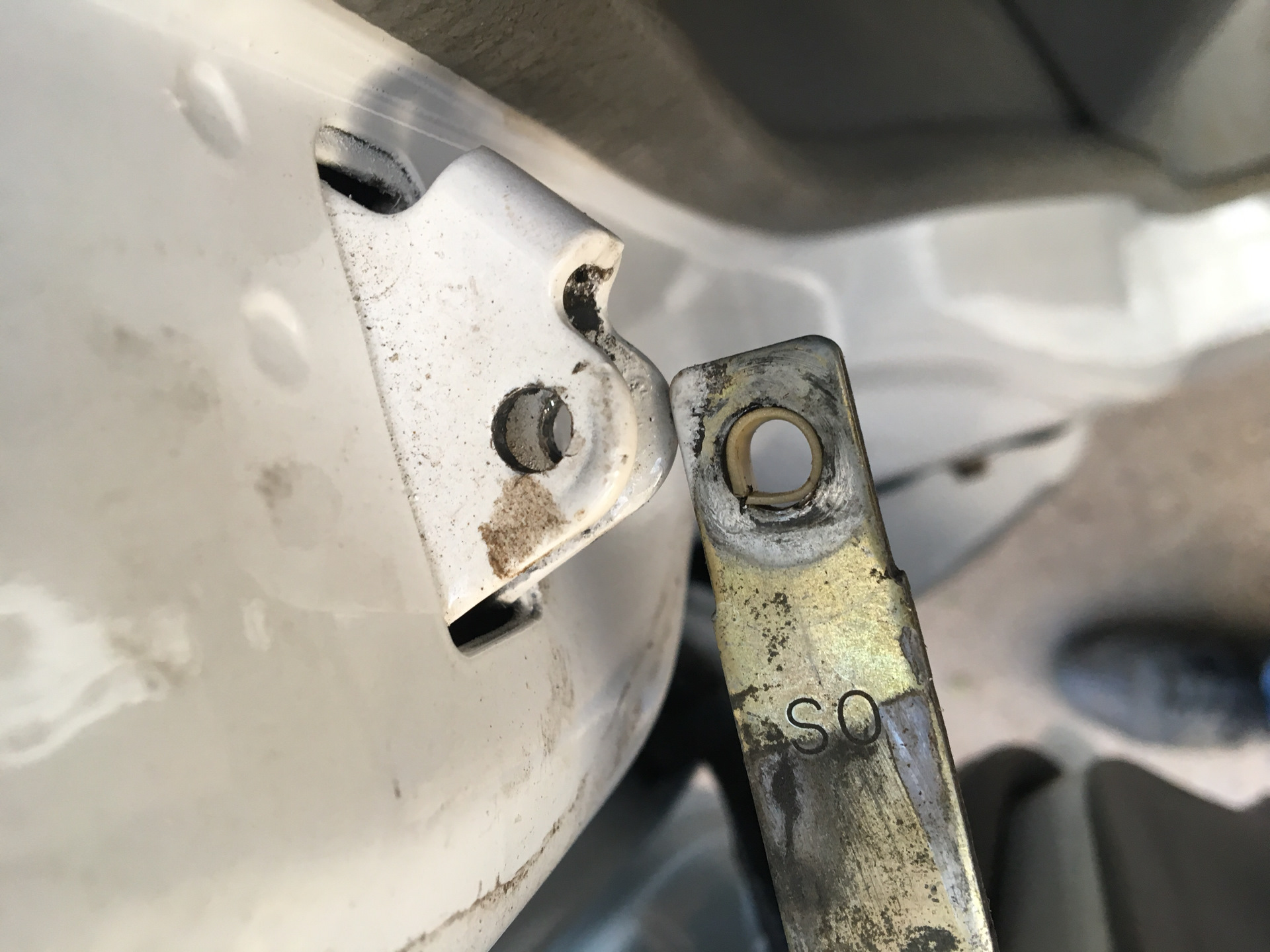 тяга запирания двери опель вектра б. пежо 408 фиксатор двери. щелчки при открывании и закрывании дверей на инфинити фх 37. щелчок при открывании двери. пежо 408 переворачивание ограничителя двери.