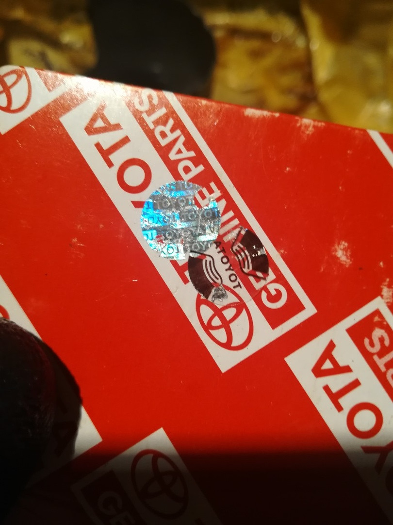 Подделка. С ней так уже не прокатит. Пленка прозрачная и на нее нанесена надпись TOYOTA — Toyota Mark II (90)